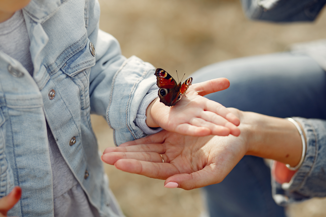 Kind mit Schmetterling